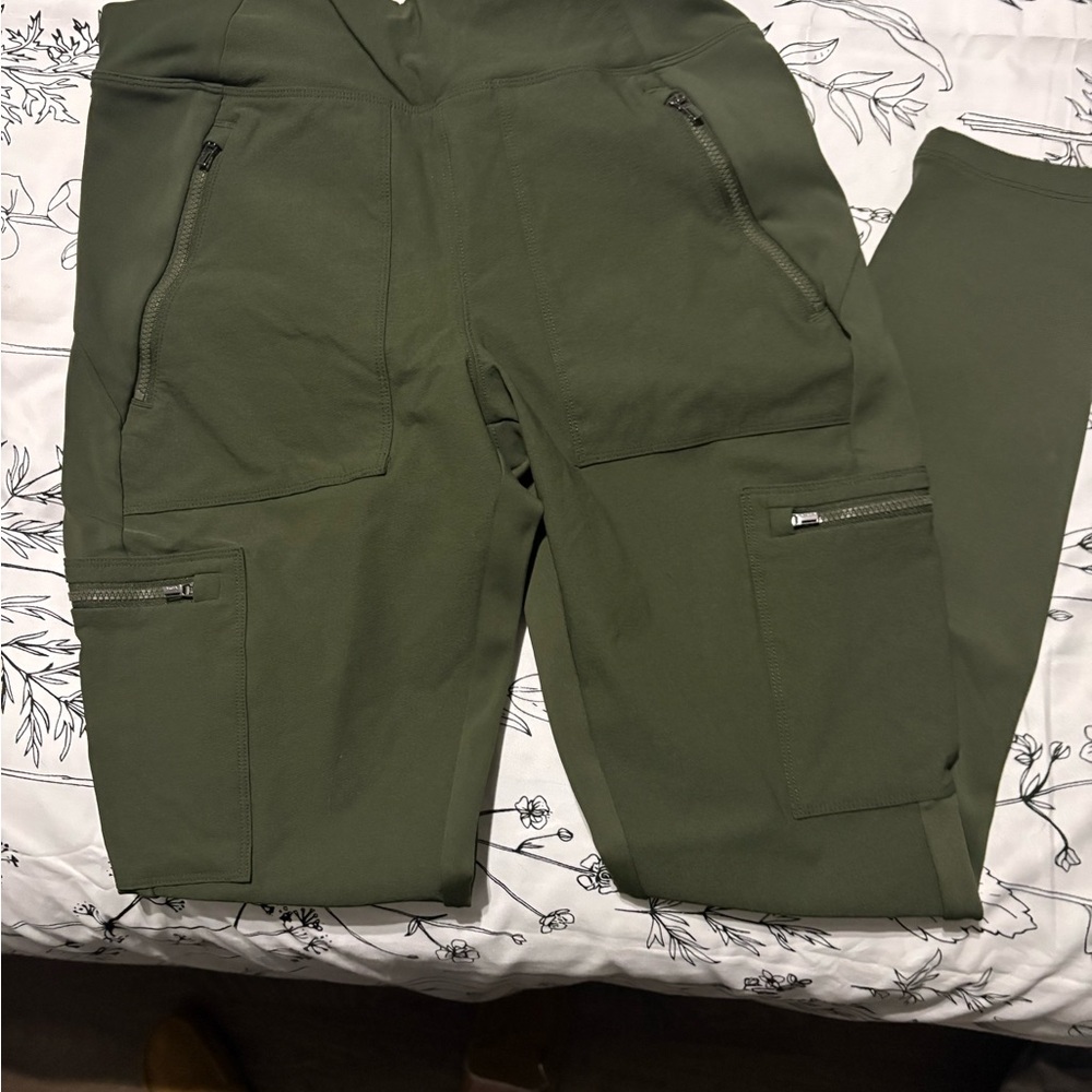 Athleta women’s hiking Forest Green Cargo leggings